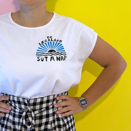 De legalább süt a nap free-size női póló